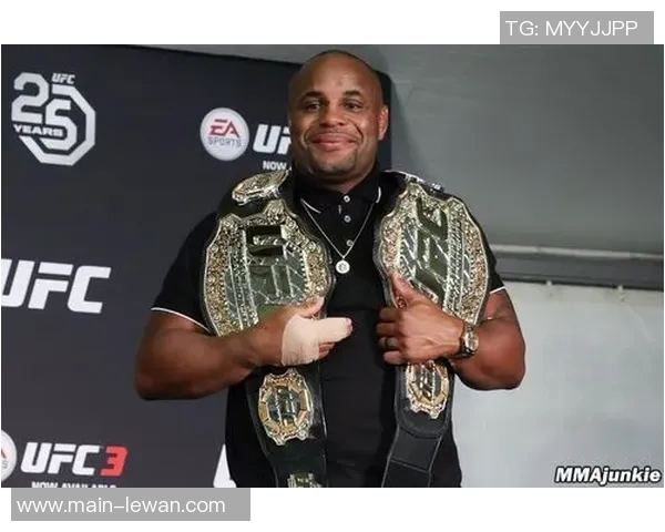 骨头与科米尔二番战激战再续谁能笑到最后的巅峰对决